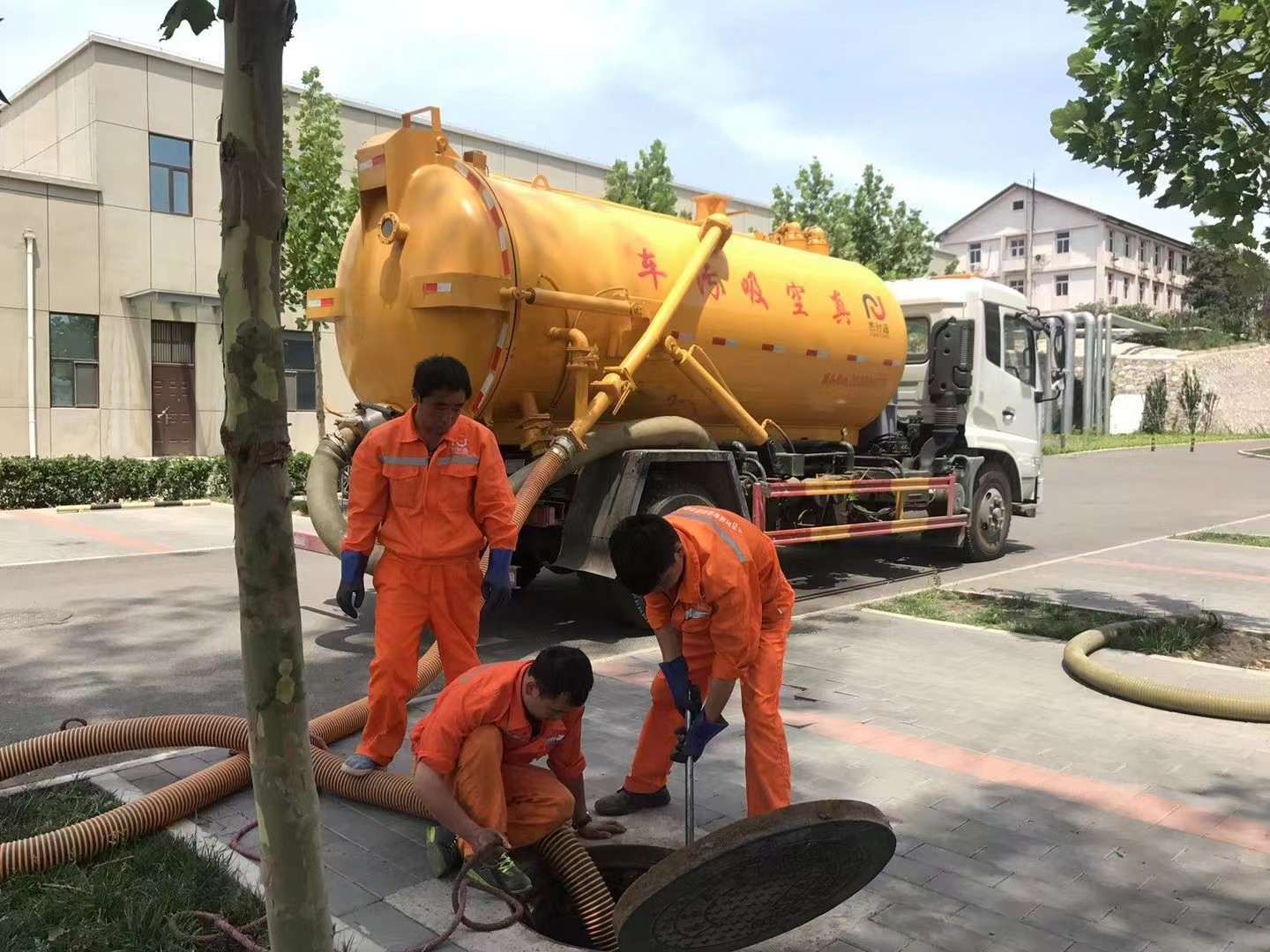 红安管道疏通车停在窨井附近