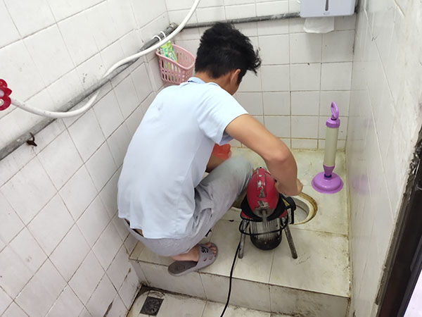 红安肥皂掉到马桶里把马桶堵住了怎么办？马桶堵住了怎么办