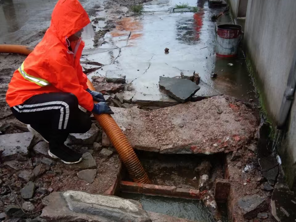 红安专业清理污水池 炜誉市政以规范流程守护城市 “肠道”