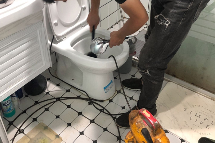 红安马桶堵塞自己疏通还是找师傅？专业上门服务让你省时更省心